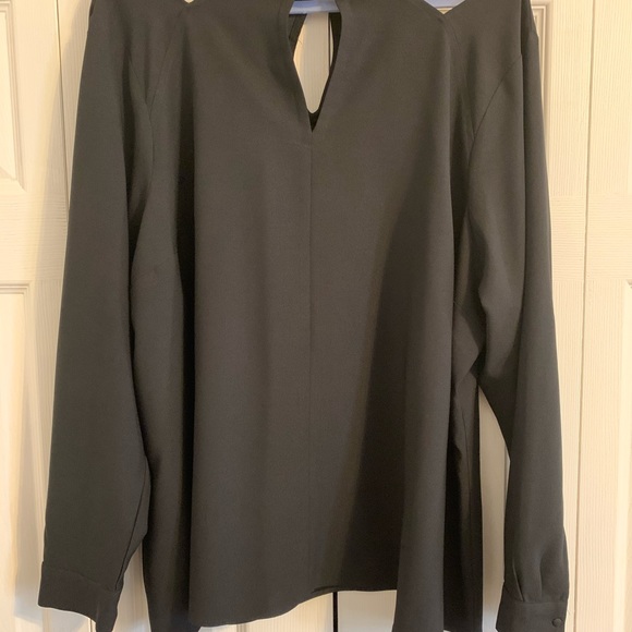 Size 26 Lane Bryant Coldest Shoulder Top - Picture 3 of 6